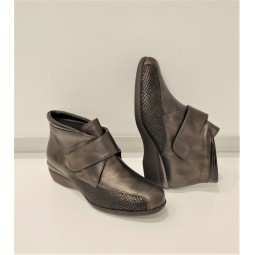 BOTÍN MARRON CON VELCRO...