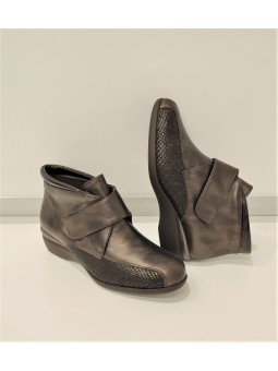 BOTÍN MARRON CON VELCRO...